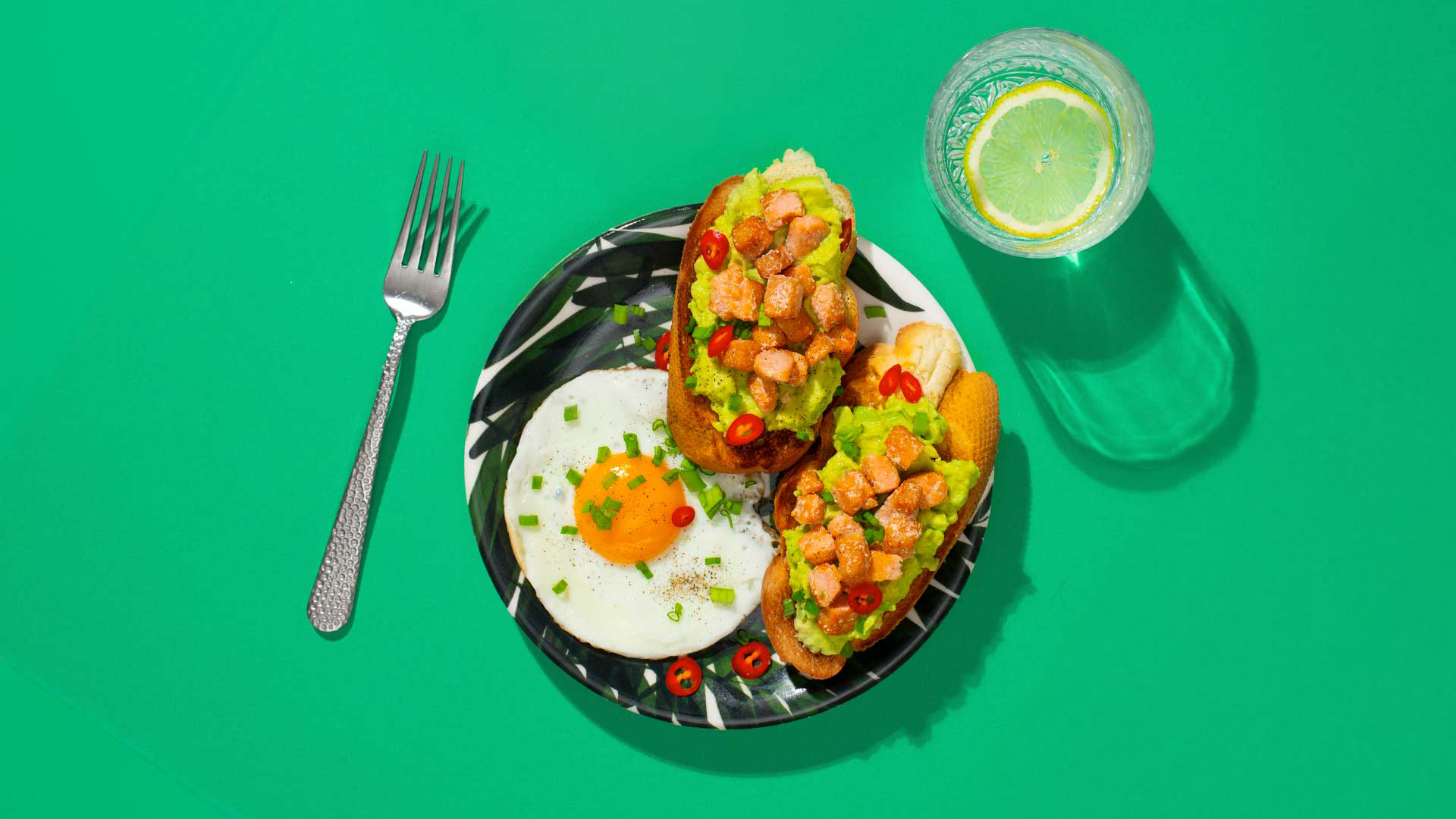 Grzanki z awokado, kostkami MOWI Flash Cook i jajkiem sadzonym