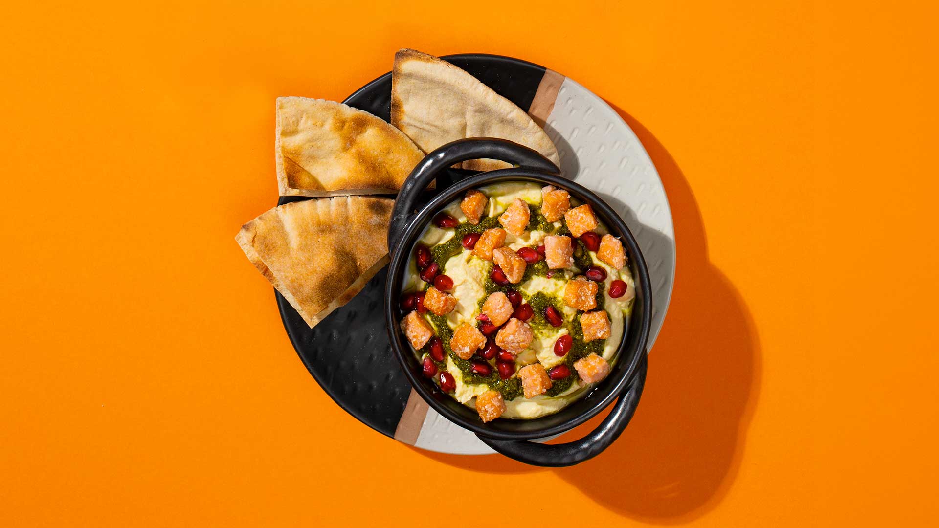 Hummus z kostkami MOWI Flash Cook, pesto i granatem