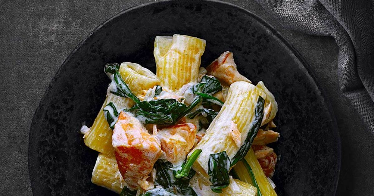 łosoś z makaronem rigatoni