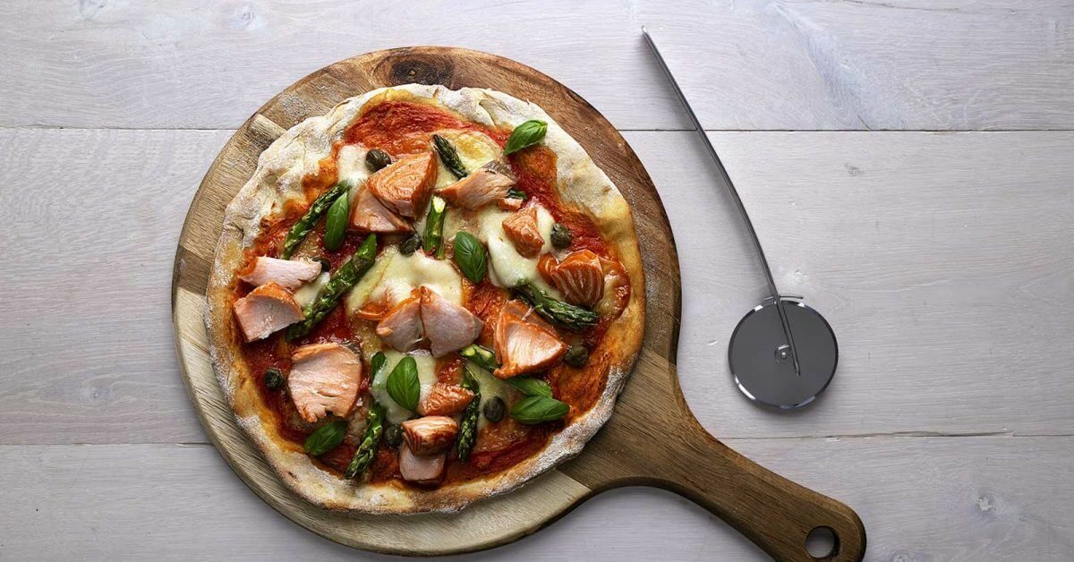 Pizza z wędzonym łososiem
