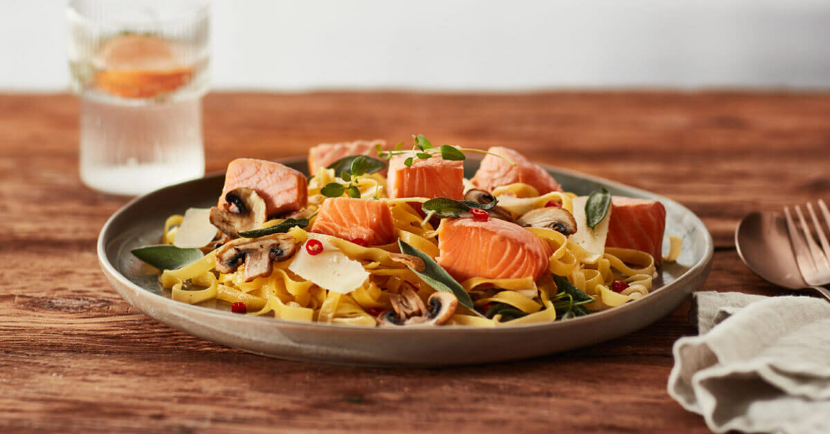 Makaron tagiatelle z łososiem
