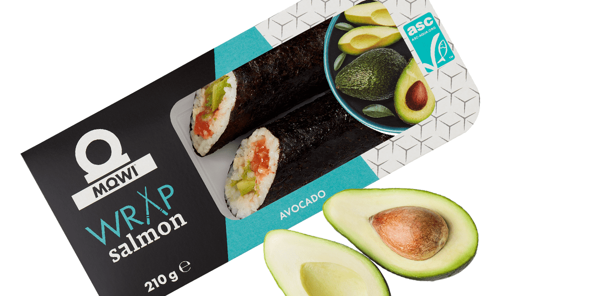 Opakowanie sushi wrap Mowi z łososiem i awokado, obok którego leży przekrojone awokado.
