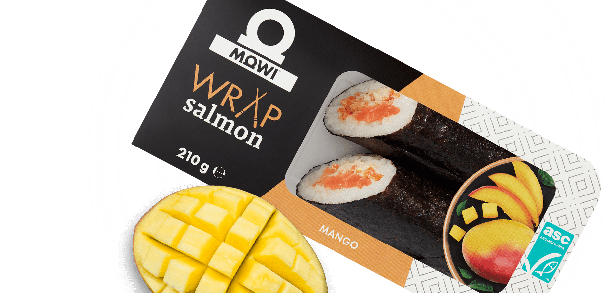 Opakowanie sushi wrap z łososiem MOWI i świeże mango na białym tle.