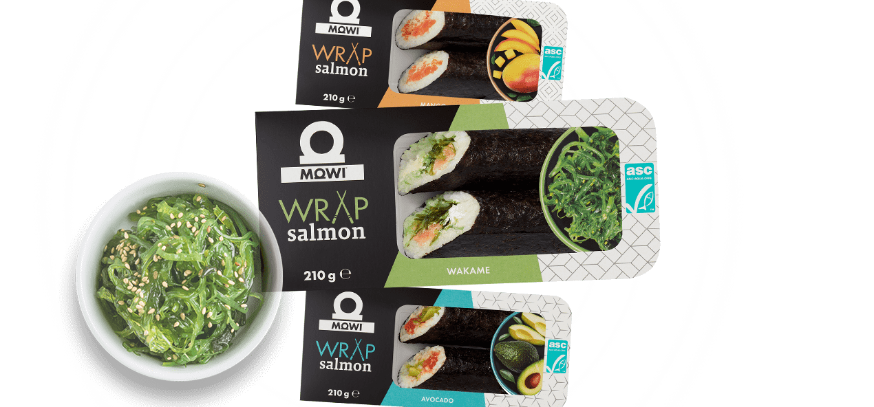 Trzy opakowania sushi wrapów MOWI z łososiem w wariantach mango, wakame i awokado oraz miseczka sałatki z wodorostów.