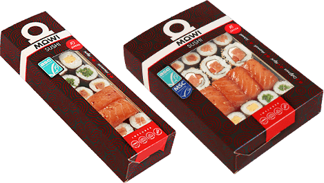 Dwa opakowania sushi marki MOWI w czarnych pudełkach z czerwonym wzorem na białym tle.