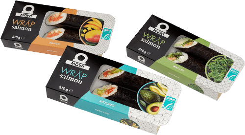 Trzy opakowania MOWI Wrap Salmon w różnych smakach: z mango, wakame i awokado.