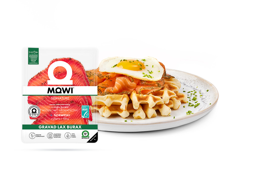 Opakowanie łososia MOWI Gravad Lax Burax oraz gofry z marynowanym łososiem, jajkiem sadzonym i szczypiorkiem.