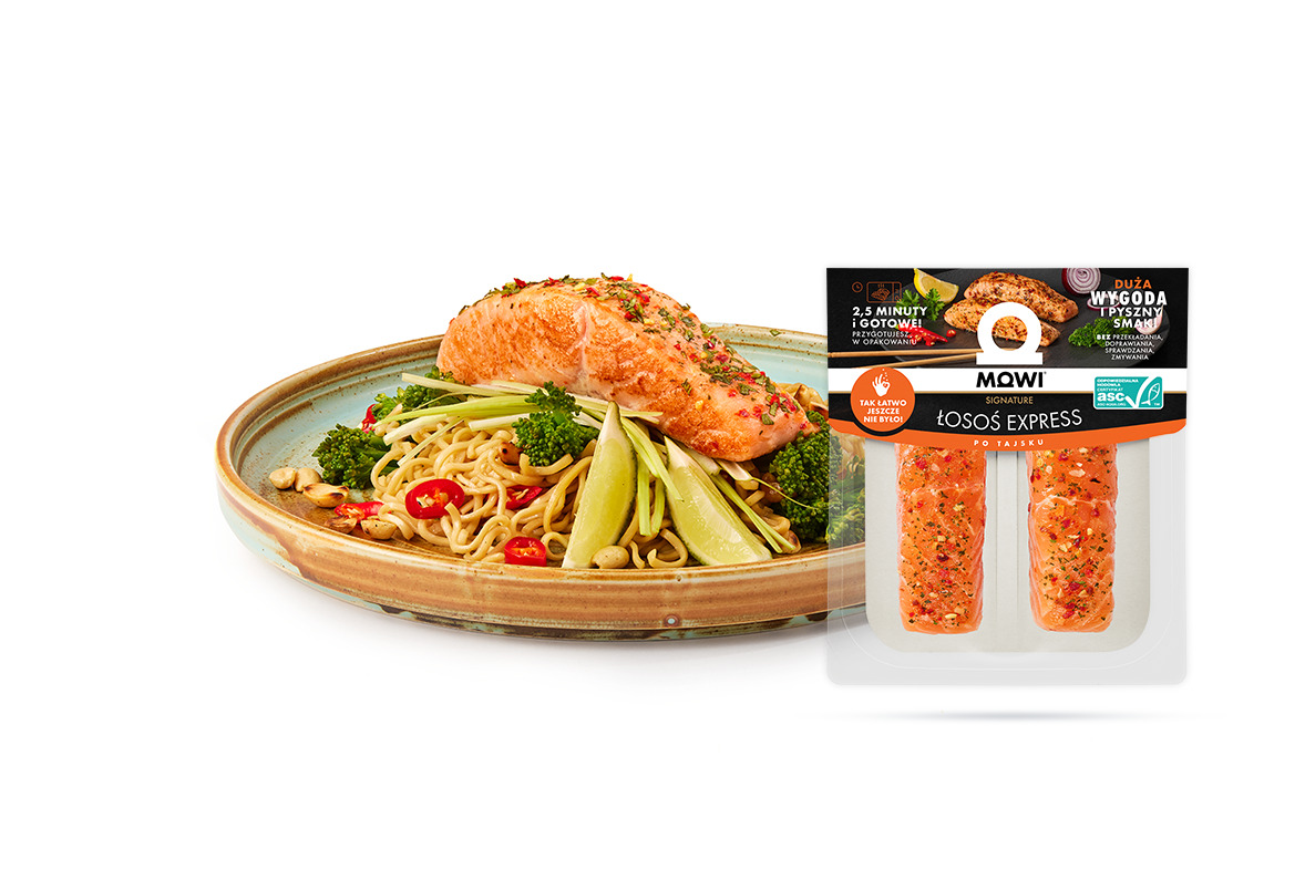 Pieczony filet z łososia Mowi z azjatyckim makaronem i opakowanie produktu Łosoś Express po tajsku.