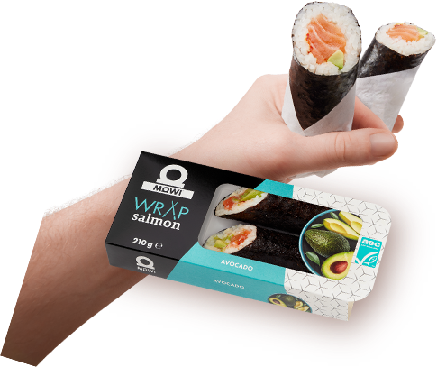 Dłoń trzymająca opakowanie sushi typu wrap z łososiem i awokado marki Mowi na białym tle.