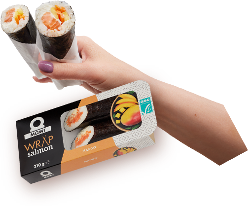 Dłoń trzymająca sushi wrap z łososiem i mango Mowi oraz opakowanie produktu na białym tle.