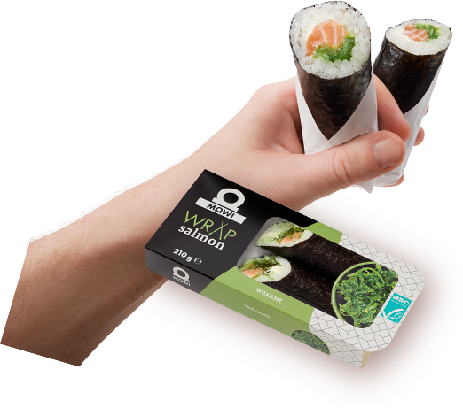 Ręka trzymająca dwa sushi wrapy Mowi z łososiem i algami wakame w opakowaniu.