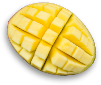 Połówka dojrzałego mango z miąższem naciętym w kostkę.
