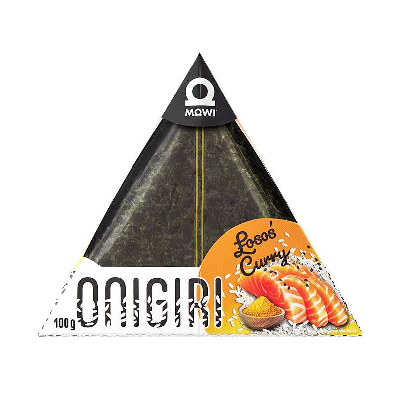 Trójkątne opakowanie onigiri MOWI z łososiem curry na białym tle.