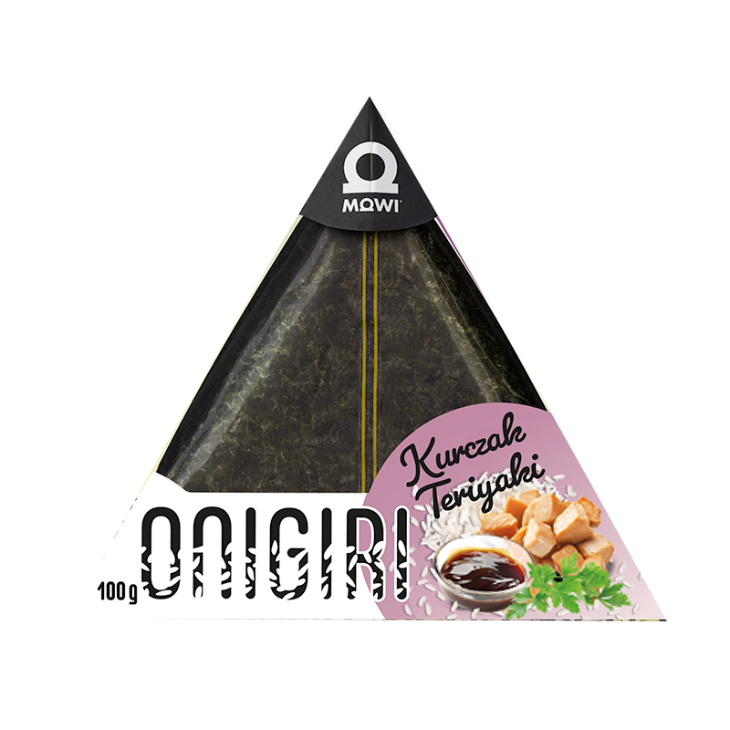 Onigiri MOWI o smaku kurczaka teriyaki w trójkątnym opakowaniu na białym tle.
