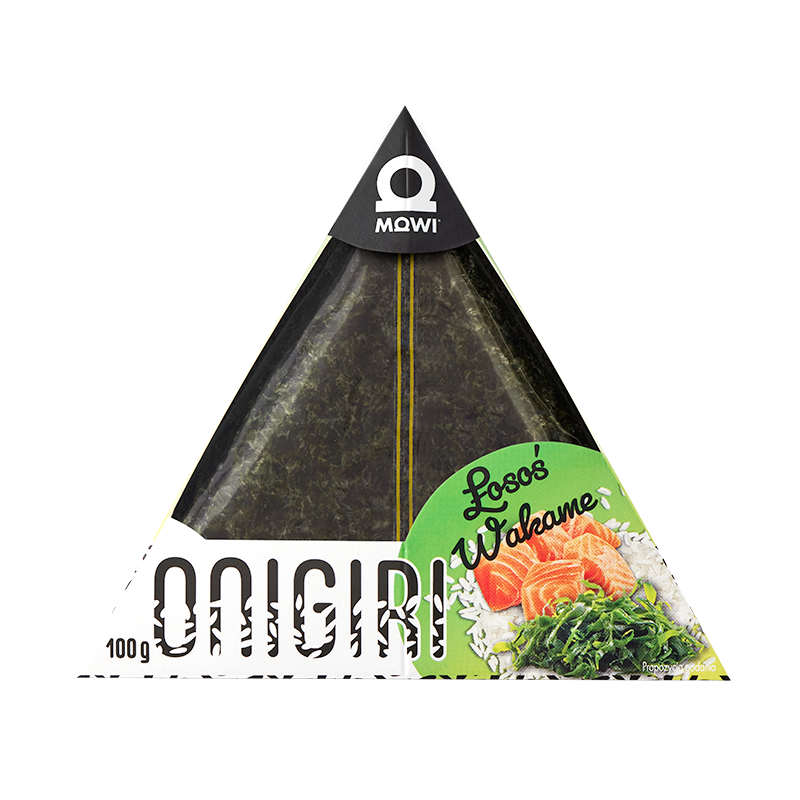 Trójkątne opakowanie onigiri marki MOWI z nadzieniem łososia i wodorostów wakame na białym tle.