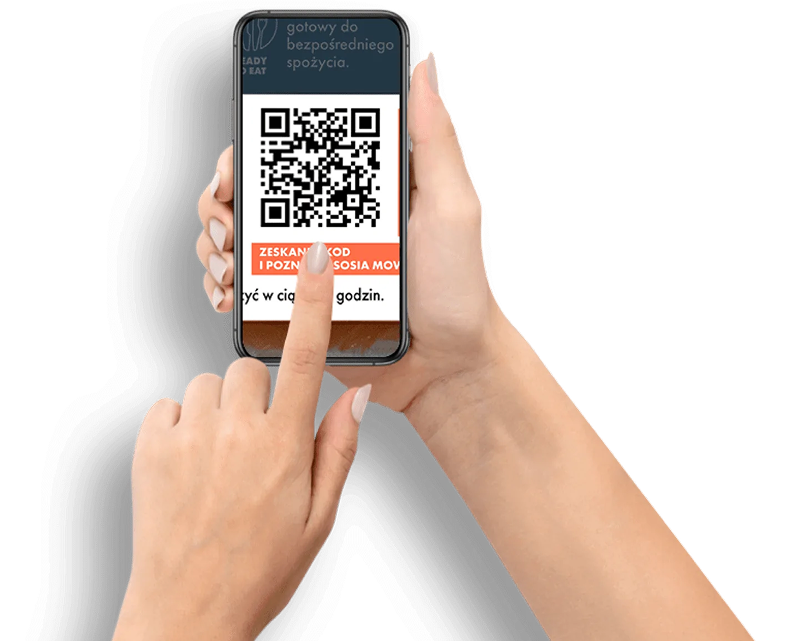 Dłonie trzymające smartfon z wyświetlonym kodem QR i wezwaniem do zeskanowania go w celu poznania szczegółów oferty.
