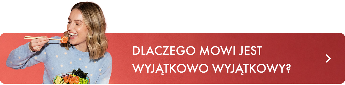 Uśmiechnięta kobieta w swetrze je pałeczkami poke bowl; tekst: „Dlaczego Mowi jest wyjątkowo wyjątkowy?”.